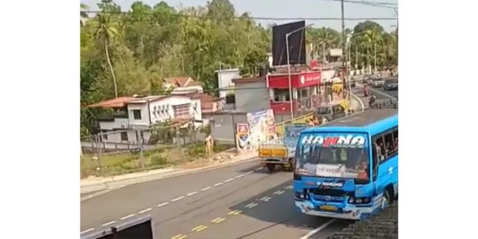 റാന്നി ബ്ലോക്കു പടി ജംങ്ഷനിൽ ഇരുചക്ര വാഹനം തട്ടി വയോധികക്ക് പരിക്ക് റാന്നി ബ്ലോക്കു പടി ജംങ്ഷനിൽ ഇരുചക്ര വാഹനം തട്ടി വയോധികക്ക് പരിക്ക്