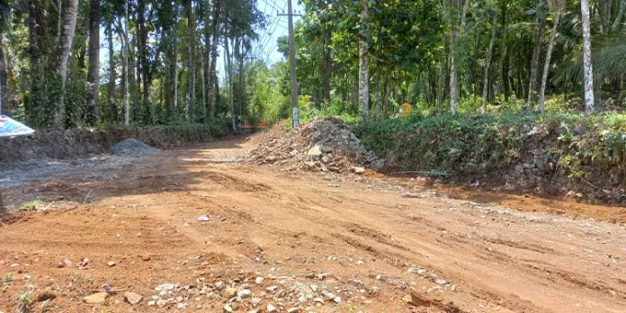 ഇടമുറി പാലം-ബംഗ്ലാവുപടി റോഡിന്റെ നിര്മ്മാണം ആരംഭിച്ചതോടെ ദുരിതത്തിലായി യാത്രക്കാർ ഇടമുറി പാലം-ബംഗ്ലാവുപടി റോഡിന്റെ നിര്മ്മാണം ആരംഭിച്ചതോടെ ദുരിതത്തിലായി യാത്രക്കാർ