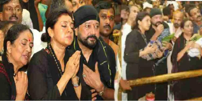 ജയറാമിനൊപ്പം ആദ്യമായി ശബരിമല ദർശനം നടത്തി പാർവതി ജയറാമിനൊപ്പം ആദ്യമായി ശബരിമല ദർശനം നടത്തി പാർവതി