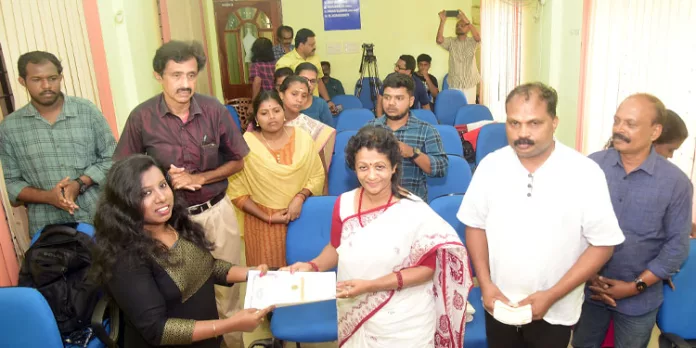 ആറ് കുടുംബങ്ങൾക്ക് ഭൂമി ദാനം നൽകിക്കൊണ്ട് ഡോ.എം.എസ്. സുനിലിന്റെ ഈ വർഷത്തെ വിഷുക്കൈനീട്ടം ആറ് കുടുംബങ്ങൾക്ക് ഭൂമി ദാനം നൽകിക്കൊണ്ട് ഡോ.എം.എസ്. സുനിലിന്റെ ഈ വർഷത്തെ വിഷുക്കൈനീട്ടം