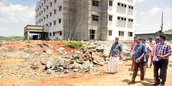 മെഡിക്കൽ കോളേജ് കാമ്പസിനുള്ളിലെ റോഡ് നിർമ്മാണം പൂർത്തിയാക്കാൻ നിർദ്ദേശം നല്കി അഡ്വ.കെ.യു.ജനീഷ് കുമാർ എം.എൽ.എ. മെഡിക്കൽ കോളേജ് കാമ്പസിനുള്ളിലെ റോഡ് നിർമ്മാണം പൂർത്തിയാക്കാൻ നിർദ്ദേശം നല്കി അഡ്വ.കെ.യു.ജനീഷ് കുമാർ എം.എൽ.എ.