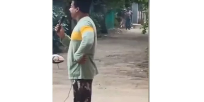 എന്നോട് എന്തെങ്കിലും പറയാനുണ്ടെങ്കില് നേരിട്ട് സംസാരിക്കാം, ചായക്കടയില് ഇരുന്ന് അപവാദം പറഞ്ഞാല് വീട്ടില്ക്കയറി ഇടിക്കും ; മൈക്കെടുത്ത് മുന്നറിയിപ്പ് നല്കി യുവാവ് എന്നോട് എന്തെങ്കിലും പറയാനുണ്ടെങ്കില് നേരിട്ട് സംസാരിക്കാം, ചായക്കടയില് ഇരുന്ന് അപവാദം പറഞ്ഞാല് വീട്ടില്ക്കയറി ഇടിക്കും ; മൈക്കെടുത്ത് മുന്നറിയിപ്പ് നല്കി യുവാവ്