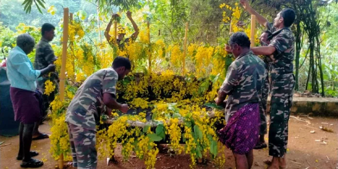 കുട്ടവഞ്ചി സവാരി കേന്ദ്രത്തിൽ കണിയൊരുക്കി തുഴച്ചിൽ ജീവനക്കാർ കുട്ടവഞ്ചി സവാരി കേന്ദ്രത്തിൽ കണിയൊരുക്കി തുഴച്ചിൽ ജീവനക്കാർ