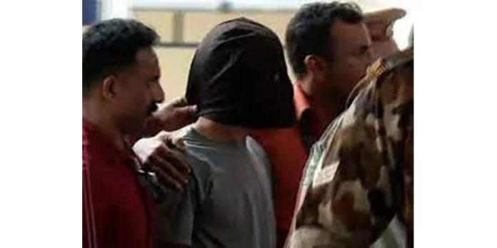 ഷാറൂഖ് സെയ്ഫിയെ ഷൊർണൂരിൽ എത്തിച്ചു ; പ്രതിയെ കാണാൻ വൻ ജനക്കൂട്ടം ഷാറൂഖ് സെയ്ഫിയെ ഷൊർണൂരിൽ എത്തിച്ചു ; പ്രതിയെ കാണാൻ വൻ ജനക്കൂട്ടം