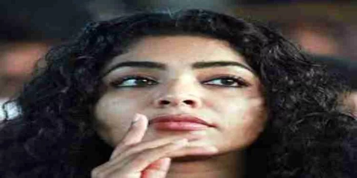പൊരിച്ച മീൻ വിവാദം , അച്ഛനും അമ്മയ്ക്കും വലിയ വേദനയായി , അത് ചെയ്തത് അമ്മയല്ല എന്ന് റിമ കല്ലിങ്കൽ പൊരിച്ച മീൻ വിവാദം , അച്ഛനും അമ്മയ്ക്കും വലിയ വേദനയായി , അത് ചെയ്തത് അമ്മയല്ല എന്ന് റിമ കല്ലിങ്കൽ