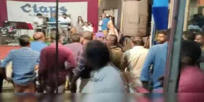 ഉത്സവത്തിനിടെ നടന്ന ഗാനമേളയിൽ ‘ബലികുടീരങ്ങളെ’ പാടിയില്ല ; ബഹളം വച്ച് സിപിഎം പ്രവര്ത്തകര് ഉത്സവത്തിനിടെ നടന്ന ഗാനമേളയിൽ ‘ബലികുടീരങ്ങളെ’ പാടിയില്ല ; ബഹളം വച്ച് സിപിഎം പ്രവര്ത്തകര്