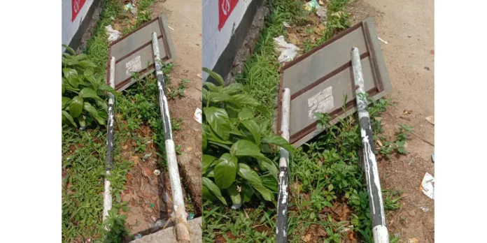 ദിശാബോര്ഡ് ഓടയില് വീണിട്ടും തിരിഞ്ഞ് നോക്കാതെ അധികൃതര് ദിശാബോര്ഡ് ഓടയില് വീണിട്ടും തിരിഞ്ഞ് നോക്കാതെ അധികൃതര്