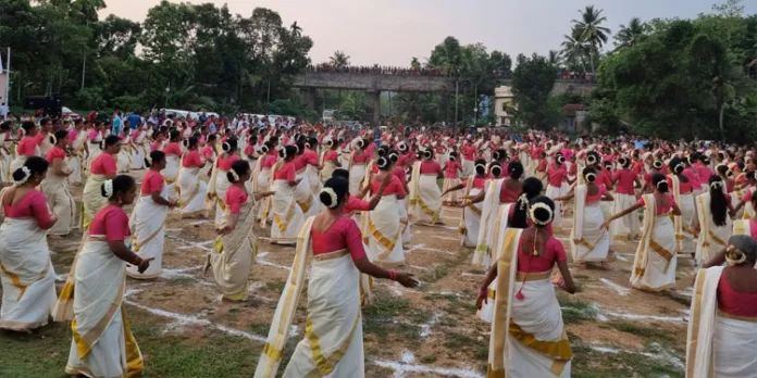 വിസ്മയ കാഴ്ചയൊരുക്കി അയിരൂരിൽ മെഗാ തിരുവാതിര വിസ്മയ കാഴ്ചയൊരുക്കി അയിരൂരിൽ മെഗാ തിരുവാതിര