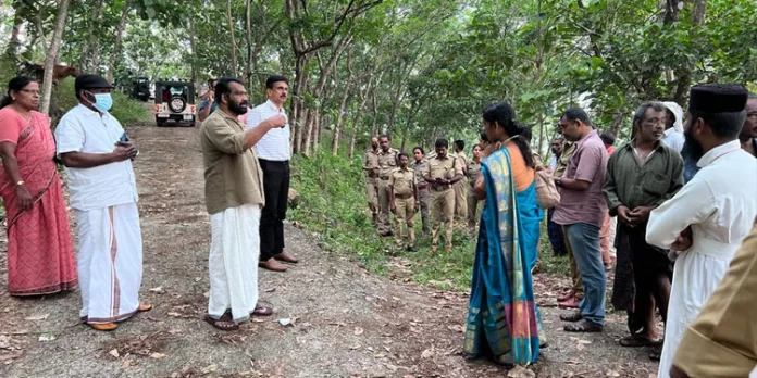പെരുനാട് പശുവിനെ കടുവ ആക്രമിച്ചു കൊന്ന സ്ഥലം ഡി.എഫ്.ഒ സന്ദർശിച്ചു പെരുനാട് പശുവിനെ കടുവ ആക്രമിച്ചു കൊന്ന സ്ഥലം ഡി.എഫ്.ഒ സന്ദർശിച്ചു