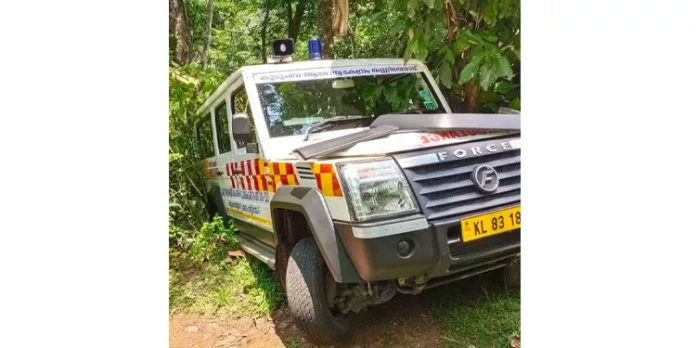 തണ്ണിത്തോട്ടിൽ ആംബുലൻസ് മറിഞ്ഞ് ഡ്രൈവർക്ക് പരിക്ക് തണ്ണിത്തോട്ടിൽ ആംബുലൻസ് മറിഞ്ഞ് ഡ്രൈവർക്ക് പരിക്ക്