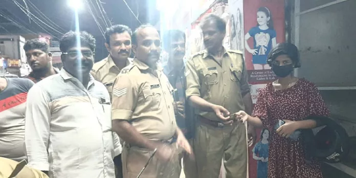 ഓടയിൽ വീണ താക്കോൽ കൂട്ടം തിരികെയെടുത്ത് കോന്നി അഗ്നിശമന രക്ഷാ സേന ഓടയിൽ വീണ താക്കോൽ കൂട്ടം തിരികെയെടുത്ത് കോന്നി അഗ്നിശമന രക്ഷാ സേന