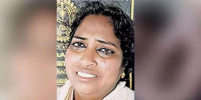 തിക്കും തിരക്കുമുള്ള സ്ഥലങ്ങളിൽ സംഘമായെത്തി മോഷണം ; ആലപ്പുഴയിൽ യുവതി അറസ്റ്റിൽ തിക്കും തിരക്കുമുള്ള സ്ഥലങ്ങളിൽ സംഘമായെത്തി മോഷണം ; ആലപ്പുഴയിൽ യുവതി അറസ്റ്റിൽ