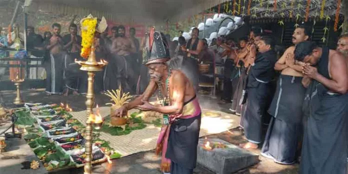 ഊരാളി അപ്പൂപ്പന്റെ പത്താമുദയ മഹോത്സവത്തിന് കല്ലേലി കാവിൽ ഭദ്ര ദീപം തെളിയിച്ചു ഊരാളി അപ്പൂപ്പന്റെ പത്താമുദയ മഹോത്സവത്തിന് കല്ലേലി കാവിൽ ഭദ്ര ദീപം തെളിയിച്ചു