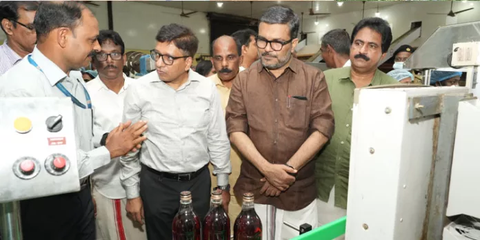 ട്രാവന്കൂര് ഷുഗേഴ്സ് ആന്ഡ് കെമിക്കല്സിലെ നവീകരിച്ച പ്ലാന്റ് മന്ത്രി എം.ബി. രാജേഷ് സന്ദര്ശിച്ചു ട്രാവന്കൂര് ഷുഗേഴ്സ് ആന്ഡ് കെമിക്കല്സിലെ നവീകരിച്ച പ്ലാന്റ് മന്ത്രി എം.ബി. രാജേഷ് സന്ദര്ശിച്ചു