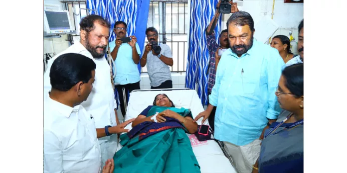 തേനീച്ചയുടെ കുത്തേറ്റവര്ക്ക് മികച്ച ചികിത്സ ഉറപ്പാക്കി : മന്ത്രി വി. ശിവന്കുട്ടി തേനീച്ചയുടെ കുത്തേറ്റവര്ക്ക് മികച്ച ചികിത്സ ഉറപ്പാക്കി : മന്ത്രി വി. ശിവന്കുട്ടി