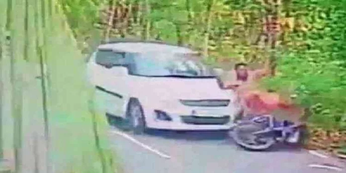 കൊല്ലത്ത് പട്ടാപ്പകൽ യുവാവിനെ കാറിടിച്ച് കൊലപ്പെടുത്താൻ ശ്രമം ; രക്ഷപ്പെട്ടത് തലനാരിഴയ്ക്ക് കൊല്ലത്ത് പട്ടാപ്പകൽ യുവാവിനെ കാറിടിച്ച് കൊലപ്പെടുത്താൻ ശ്രമം ; രക്ഷപ്പെട്ടത് തലനാരിഴയ്ക്ക്