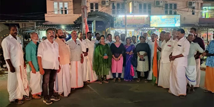 കൊടുമണ്ണിൽ കോൺഗ്രസ് നൈറ്റ് മാർച്ച് നടത്തി കൊടുമണ്ണിൽ കോൺഗ്രസ് നൈറ്റ് മാർച്ച് നടത്തി