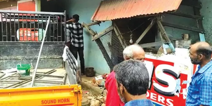 ടോറസ് ലോറി കടയിലേക്ക് ഇടിച്ചുകയറി അപകടം ; ഒരാൾ മരിച്ചു , നാലുപേർക്ക് പരിക്ക് ടോറസ് ലോറി കടയിലേക്ക് ഇടിച്ചുകയറി അപകടം ; ഒരാൾ മരിച്ചു , നാലുപേർക്ക് പരിക്ക്