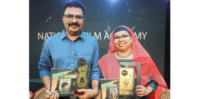ദമ്പതികൾ ഒരുമിച്ച് അവാർഡുകൾ ഏറ്റുവാങ്ങിയപ്പോൾ പത്തനംതിട്ടയ്ക്ക് അഭിമാനം ദമ്പതികൾ ഒരുമിച്ച് അവാർഡുകൾ ഏറ്റുവാങ്ങിയപ്പോൾ പത്തനംതിട്ടയ്ക്ക് അഭിമാനം