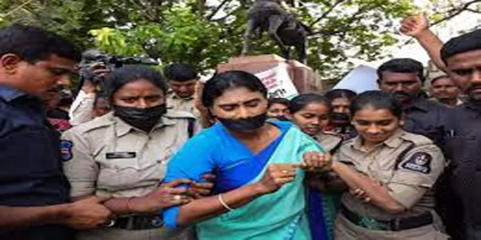 കാര് തടഞ്ഞു ; പോലീസുകാരുടെ മുഖത്തടിച്ച് ശര്മിളയുടെ രോഷപ്രകടനം കാര് തടഞ്ഞു ; പോലീസുകാരുടെ മുഖത്തടിച്ച് ശര്മിളയുടെ രോഷപ്രകടനം