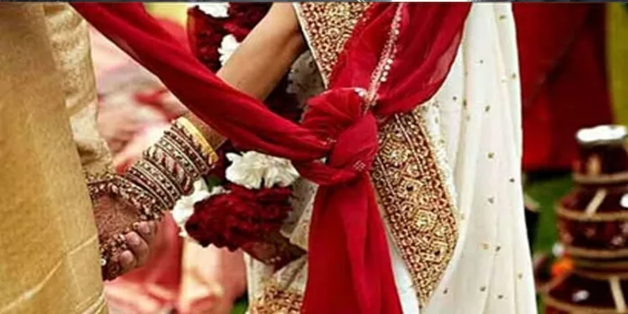 കൊലക്കേസ് പ്രതിക്ക് കല്യാണം കഴിക്കാന് പരോള് അനുവദിച്ച് ഹൈക്കോടതി കൊലക്കേസ് പ്രതിക്ക് കല്യാണം കഴിക്കാന് പരോള് അനുവദിച്ച് ഹൈക്കോടതി