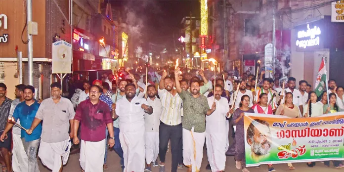 രാഹുൽ ഗാന്ധിക്ക് ഐക്യദാർഢ്യം പ്രഖ്യാപിച്ച് പത്തനംതിട്ടയിൽ യൂത്ത് കോൺഗ്രസ് നൈറ്റ് മാർച്ച് നടത്തി രാഹുൽ ഗാന്ധിക്ക് ഐക്യദാർഢ്യം പ്രഖ്യാപിച്ച് പത്തനംതിട്ടയിൽ യൂത്ത് കോൺഗ്രസ് നൈറ്റ് മാർച്ച് നടത്തി