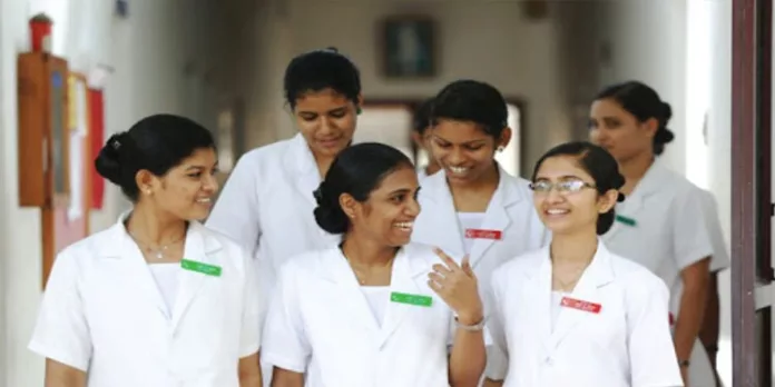 നഴ്സിംഗ് വിദ്യാര്ത്ഥികളുടെ യൂണീഫോം പരിഷ്കരിക്കാൻ തീരുമാനം നഴ്സിംഗ് വിദ്യാര്ത്ഥികളുടെ യൂണീഫോം പരിഷ്കരിക്കാൻ തീരുമാനം