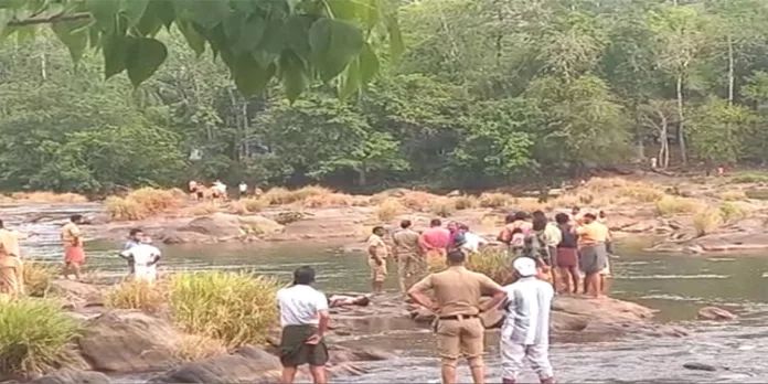 അതിരപ്പിള്ളിയില് പുഴയില് കുളിക്കാന് ഇറങ്ങിയ രണ്ട് വിദ്യാര്ത്ഥികള് മുങ്ങിമരിച്ചു അതിരപ്പിള്ളിയില് പുഴയില് കുളിക്കാന് ഇറങ്ങിയ രണ്ട് വിദ്യാര്ത്ഥികള് മുങ്ങിമരിച്ചു