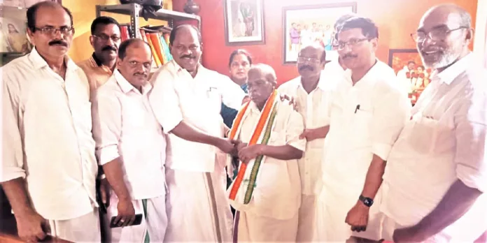 കോണ്ഗ്രസില് നിന്നും രാജിവെച്ച നേതാവും കുടുംബവും മടങ്ങി കോണ്ഗ്രസിലെത്തി കോണ്ഗ്രസില് നിന്നും രാജിവെച്ച നേതാവും കുടുംബവും മടങ്ങി കോണ്ഗ്രസിലെത്തി