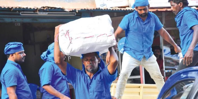 മാറാനൊരുങ്ങി കേരളത്തിലെ ചുമട്ടുതൊഴിലാളികള് ; ഏകീകൃത യൂണിഫോം നടപ്പാക്കും മാറാനൊരുങ്ങി കേരളത്തിലെ ചുമട്ടുതൊഴിലാളികള് ; ഏകീകൃത യൂണിഫോം നടപ്പാക്കും
