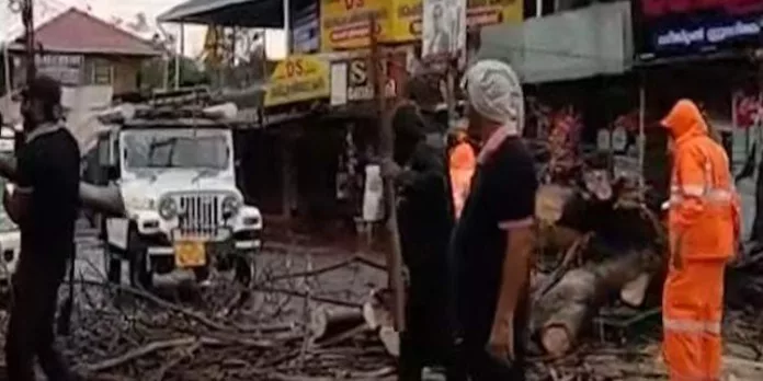 തിരുവനന്തപുരത്ത് കനത്ത മഴ, വാഹനങ്ങള്ക്ക് മുകളില് മരം വീണ് അപകടം തിരുവനന്തപുരത്ത് കനത്ത മഴ, വാഹനങ്ങള്ക്ക് മുകളില് മരം വീണ് അപകടം