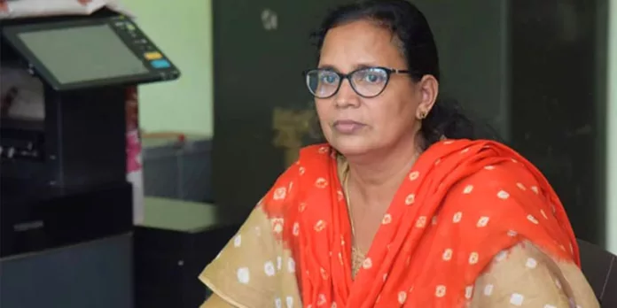 സോഷ്യൽ മീഡിയയിലൂടെ തനിക്കെതിരെ വ്യാജവും അശ്ലീലവുമായ പ്രചരണങ്ങൾ നടക്കുന്നുവെന്ന് ആരോപിച്ച് കെ കെ രമ സോഷ്യൽ മീഡിയയിലൂടെ തനിക്കെതിരെ വ്യാജവും അശ്ലീലവുമായ പ്രചരണങ്ങൾ നടക്കുന്നുവെന്ന് ആരോപിച്ച് കെ കെ രമ