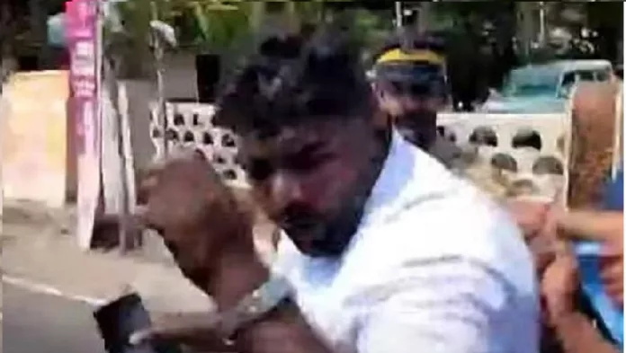 യുവം വേദിക്കു പുറത്ത് മോദി ഗോബാക്ക് വിളി ; യൂത്ത് കോണ്ഗ്രസ് പ്രവര്ത്തകനെ ബി ജെ പിക്കാര് കയ്യേറ്റം ചെയ്തു യുവം വേദിക്കു പുറത്ത് മോദി ഗോബാക്ക് വിളി ; യൂത്ത് കോണ്ഗ്രസ് പ്രവര്ത്തകനെ ബി ജെ പിക്കാര് കയ്യേറ്റം ചെയ്തു