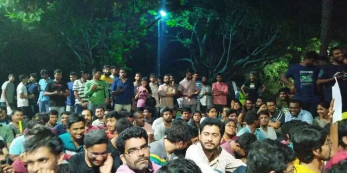 ഐഐടി വിദ്യാര്ത്ഥിയുടെ ആത്മഹത്യ ; അന്വേഷണം ആവശ്യപ്പെട്ട് വിദ്യാര്ത്ഥി പ്രതിഷേധം ഐഐടി വിദ്യാര്ത്ഥിയുടെ ആത്മഹത്യ ; അന്വേഷണം ആവശ്യപ്പെട്ട് വിദ്യാര്ത്ഥി പ്രതിഷേധം