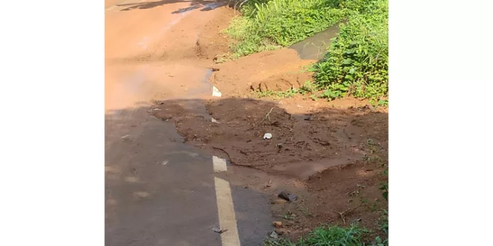 പച്ചമണ്ണ് യാത്രക്കാര്ക്ക് ദുരിതമായി മാറുന്നു പച്ചമണ്ണ് യാത്രക്കാര്ക്ക് ദുരിതമായി മാറുന്നു