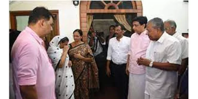 മാമുക്കോയയുടെ വീട് സന്ദര്ശിച്ച് മുഖ്യമന്ത്രി പിണറായി വിജയന് മാമുക്കോയയുടെ വീട് സന്ദര്ശിച്ച് മുഖ്യമന്ത്രി പിണറായി വിജയന്