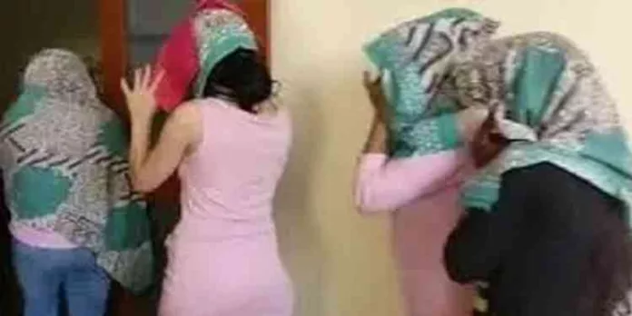 ഉന്നതരെ ലക്ഷ്യംവെച്ച് ഫ്ലാറ്റിൽ പെണ്വാണിഭ സംഘം ; മോഡലുകൾ ഉൾപ്പെടെ യുവതികളെ മോചിപ്പിച്ച് പോലീസ് ഉന്നതരെ ലക്ഷ്യംവെച്ച് ഫ്ലാറ്റിൽ പെണ്വാണിഭ സംഘം ; മോഡലുകൾ ഉൾപ്പെടെ യുവതികളെ മോചിപ്പിച്ച് പോലീസ്