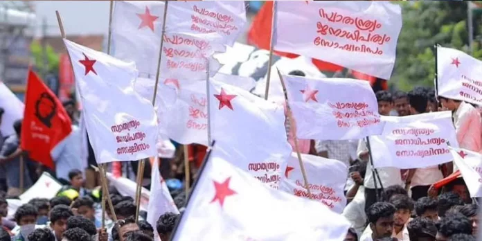 മുന്നറിയിപ്പില്ലാതെ കോഴ്സ് റദ്ദാക്കിയെന്ന് ആരോപണം ; അധ്യാപകരെ പൂട്ടിയിട്ട് എസ്എഫ്ഐ പ്രവര്ത്തകര് മുന്നറിയിപ്പില്ലാതെ കോഴ്സ് റദ്ദാക്കിയെന്ന് ആരോപണം ; അധ്യാപകരെ പൂട്ടിയിട്ട് എസ്എഫ്ഐ പ്രവര്ത്തകര്