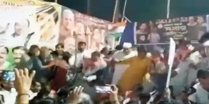 കോൺഗ്രസ് പരിപാടിക്കിടെ സ്റ്റേജ് തകർന്നുവീണു കോൺഗ്രസ് പരിപാടിക്കിടെ സ്റ്റേജ് തകർന്നുവീണു