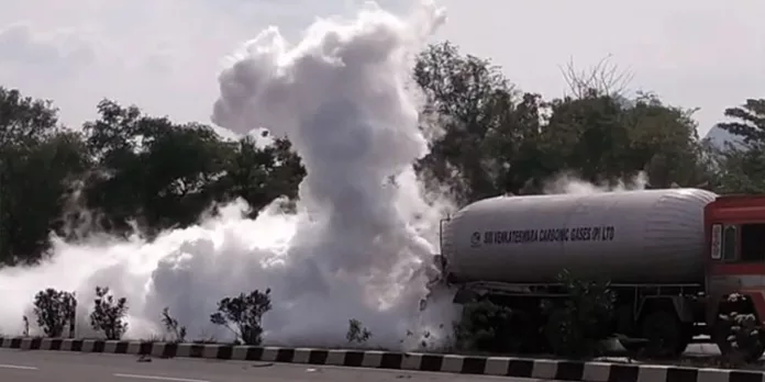 വാളയാറില് ടാങ്കറില് മിനി ലോറിയിച്ച് അപകടം ; വാതകച്ചോര്ച്ച വാളയാറില് ടാങ്കറില് മിനി ലോറിയിച്ച് അപകടം ; വാതകച്ചോര്ച്ച