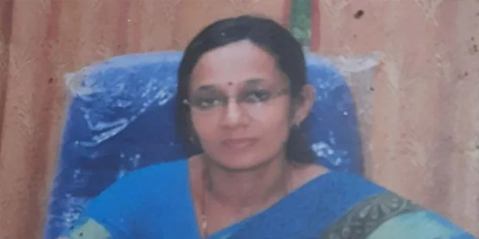 സ്കൂട്ടറിൽ കാറിടിച്ച് അധ്യാപിക മരിച്ചു സ്കൂട്ടറിൽ കാറിടിച്ച് അധ്യാപിക മരിച്ചു