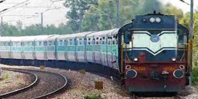 മുതിർന്ന പൗരന്മാർക്കായി കമ്പാർട്ട്മെന്റ് ; പുതിയ നീക്കവുമായി റെയിൽവേ മുതിർന്ന പൗരന്മാർക്കായി കമ്പാർട്ട്മെന്റ് ; പുതിയ നീക്കവുമായി റെയിൽവേ