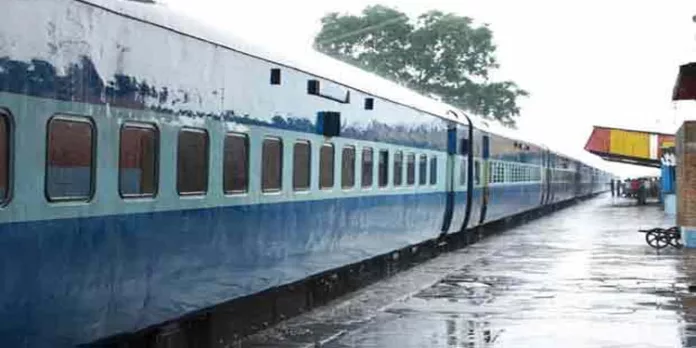തൃശ്ശൂരില് ട്രെയിനിടിച്ച് യുവാവിന് ദാരുണാന്ത്യം തൃശ്ശൂരില് ട്രെയിനിടിച്ച് യുവാവിന് ദാരുണാന്ത്യം
