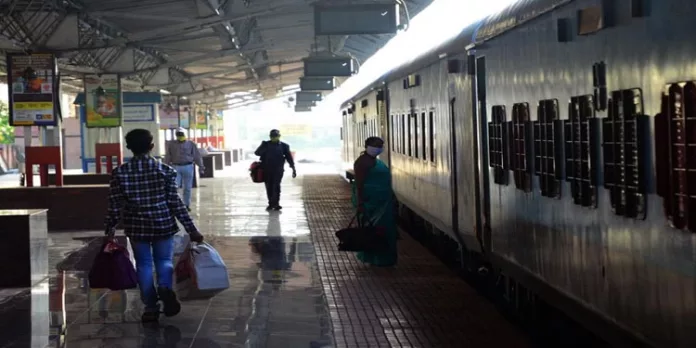 എലത്തൂര് ട്രെയിന് ആക്രമണം ; റെയില്വേ സ്റ്റേഷനുകളില് സുരക്ഷ വര്ധിപ്പിച്ചു എലത്തൂര് ട്രെയിന് ആക്രമണം ; റെയില്വേ സ്റ്റേഷനുകളില് സുരക്ഷ വര്ധിപ്പിച്ചു