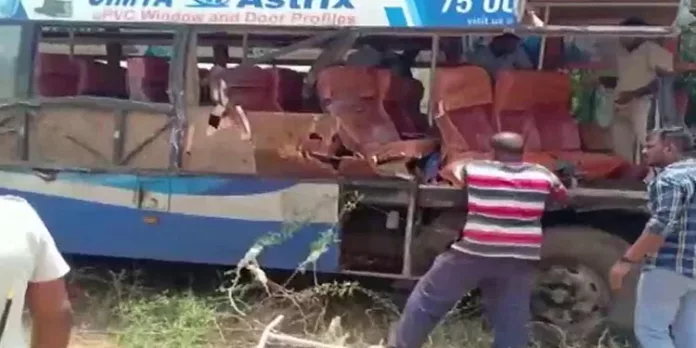ട്രാന്സ്പോര്ട്ട് ബസും ട്രക്കും കൂട്ടിയിടിച്ച് അപകടം, 3 സ്ത്രീകള് മരിച്ചു ട്രാന്സ്പോര്ട്ട് ബസും ട്രക്കും കൂട്ടിയിടിച്ച് അപകടം, 3 സ്ത്രീകള് മരിച്ചു