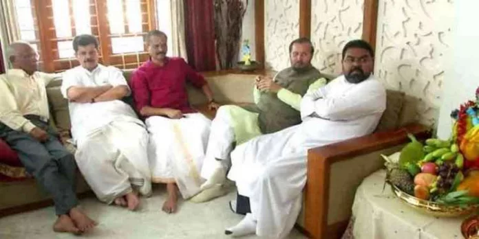 വിഷുദിനത്തിൽ വി.വി.രാജേഷിന്റെ വീട്ടിൽ വൈദികർക്കൊപ്പം പ്രഭാതഭക്ഷണം കഴിച്ച് പ്രകാശ് ജാവഡേക്കര് ; ആശങ്കയോടെ സി.പി.എം വിഷുദിനത്തിൽ വി.വി.രാജേഷിന്റെ വീട്ടിൽ വൈദികർക്കൊപ്പം പ്രഭാതഭക്ഷണം കഴിച്ച് പ്രകാശ് ജാവഡേക്കര് ; ആശങ്കയോടെ സി.പി.എം