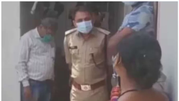 ഭാര്യ ആത്മഹത്യ ചെയ്തു: മുറി പൂട്ടി രണ്ട് ദിവസം കാവലിരുന്ന് ഭർത്താവ്, പുറത്തിറങ്ങിയത് ഒരിക്കൽ മാത്രം ഭാര്യ ആത്മഹത്യ ചെയ്തു: മുറി പൂട്ടി രണ്ട് ദിവസം കാവലിരുന്ന് ഭർത്താവ്, പുറത്തിറങ്ങിയത് ഒരിക്കൽ മാത്രം