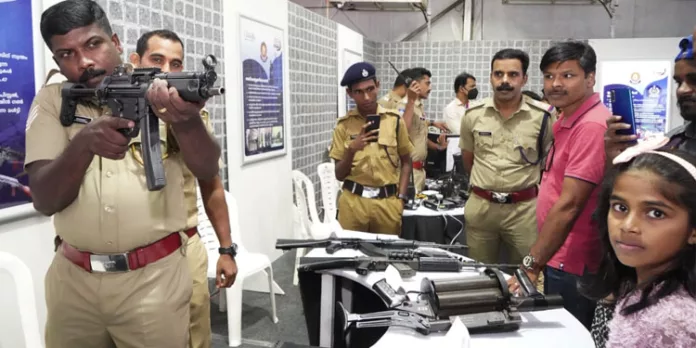 വീഡിയോ ഗെയിമിലും സിനിമയിലും മാത്രം കണ്ട തോക്കുകൾ കാണാൻ അവസരമൊരുക്കി പോലീസ് വീഡിയോ ഗെയിമിലും സിനിമയിലും മാത്രം കണ്ട തോക്കുകൾ കാണാൻ അവസരമൊരുക്കി പോലീസ്