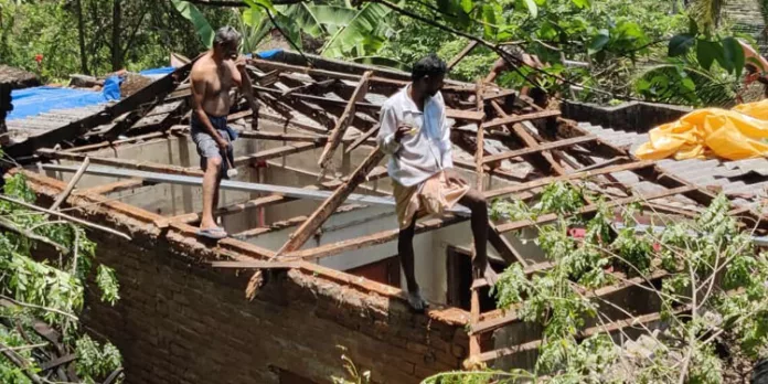 ചോർന്നൊലിക്കുന്ന വീട് നന്നാക്കി നൽകി എണ്ണൂറാം വയൽ സി എം എസ് സ്കൂൾ ചോർന്നൊലിക്കുന്ന വീട് നന്നാക്കി നൽകി എണ്ണൂറാം വയൽ സി എം എസ് സ്കൂൾ