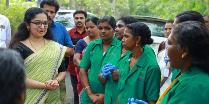 മാലിന്യ ശേഖരണ ബോധവത്ക്കരണത്തിനായി ജില്ലാകളക്ടര് നേരിട്ടിറങ്ങി മാലിന്യ ശേഖരണ ബോധവത്ക്കരണത്തിനായി ജില്ലാകളക്ടര് നേരിട്ടിറങ്ങി